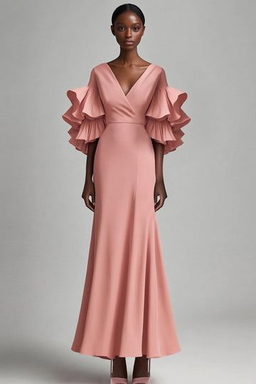 Robe longue mère sirène à col en V rose gris avec volants